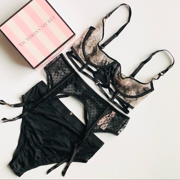 34DD/MEDIUM Victoria’s Secret black lingerie set